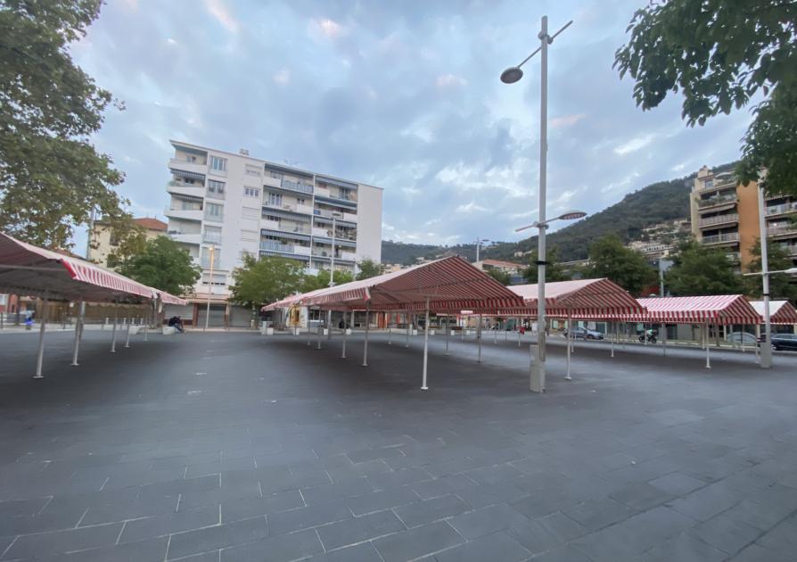  Continuer tout droit dans la ruelle Saint Roch